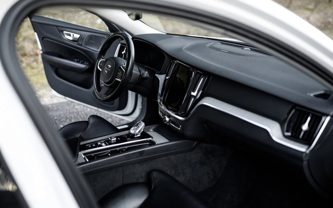 Volvo S60 cena 130000 przebieg: 74000, rok produkcji 2020 z Wieruszów małe 29